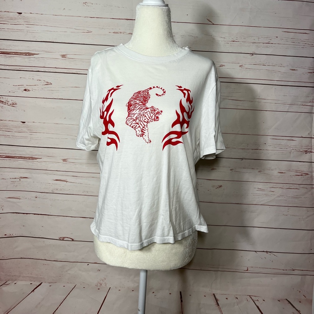 White H&M shirt with design on the front